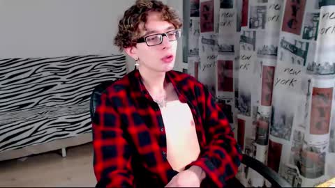 Snapshot of kiriae21 chatting on 03/12/25, 06:44 Alan online show from 03/12/25, 06:44