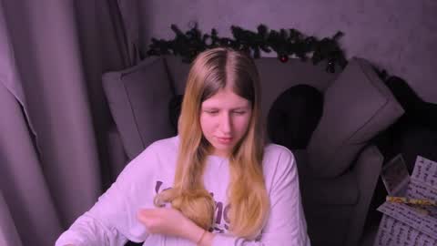 Snapshot of kirraa_ chatting on 12/22/24, 10:25 Kira online show from 12/22/24, 10:25