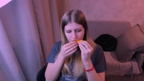 Snapshot of kirraa_ chatting on 01/22/25, 07:24 Kira online show from 01/22/25, 07:24