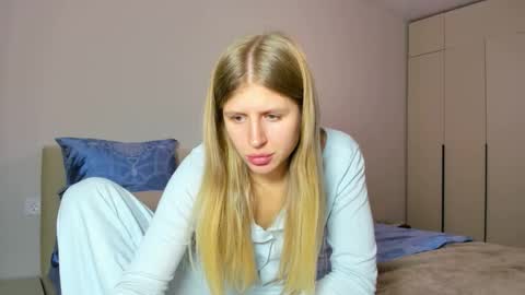 Snapshot of kirraa_ chatting on 10/24/25, 05:53 Kira online show from 10/24/25, 05:53