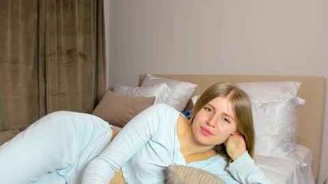 Snapshot of kirraa_ chatting on 11/10/25, 05:01 Kira online show from 11/10/25, 05:01