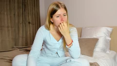 Snapshot of kirraa_ chatting on 11/14/25, 09:57 Kira online show from 11/14/25, 09:57