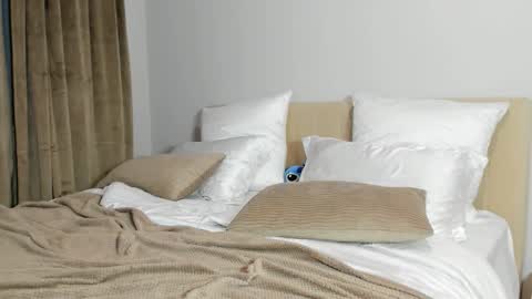 Snapshot of kirraa_ chatting on 11/18/25, 05:28 Kira online show from 11/18/25, 05:28