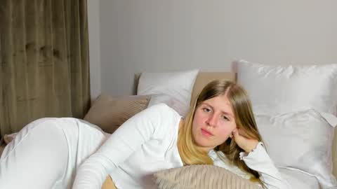 Snapshot of kirraa_ chatting on 11/23/25, 07:13 Kira online show from 11/23/25, 07:13