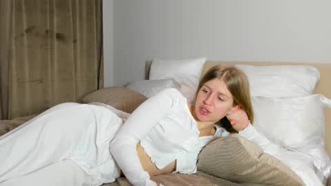 Snapshot of kirraa_ chatting on 11/24/25, 05:23 Kira online show from 11/24/25, 05:23