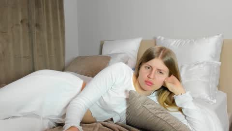 Snapshot of kirraa_ chatting on 11/28/25, 07:27 Kira online show from 11/28/25, 07:27