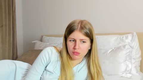 Snapshot of kirraa_ chatting on 12/20/25, 06:59 Kira online show from 12/20/25, 06:59