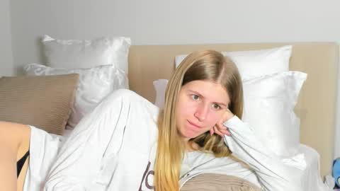 Snapshot of kirraa_ chatting on 03/25/26, 06:03 Kira online show from 03/25/26, 06:03