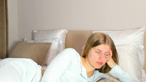 Snapshot of kirraa_ chatting on 04/13/26, 08:03 Kira online show from 04/13/26, 08:03