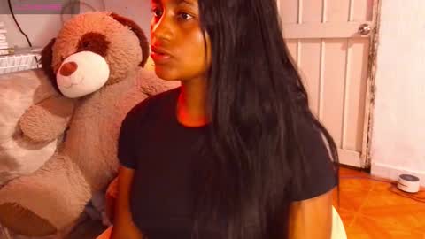 Snapshot of kiss_violet chatting on 12/23/25, 01:58 Violet online show from 12/23/25, 01:58