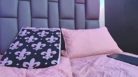 Snapshot of kissme_luna chatting on 09/16/25, 07:04 BELLA FLAME online show from 09/16/25, 07:04