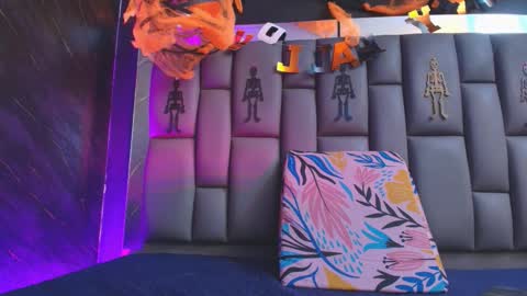 Snapshot of kissme_luna chatting on 11/01/25, 07:38 BELLA FLAME online show from 11/01/25, 07:38