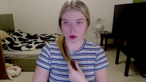 Snapshot of kitten_jenny01 chatting on 12/01/24, 10:43 Jennyblonde and Emmabrunette online show from 12/01/24, 10:43