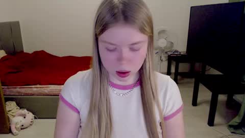 Snapshot of kitten_jenny01 chatting on 02/06/25, 07:40 Jennyblonde and Emmabrunette online show from 02/06/25, 07:40