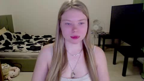 Snapshot of kitten_jenny01 chatting on 02/18/25, 09:42 Jennyblonde and Emmabrunette online show from 02/18/25, 09:42