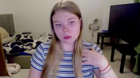 Snapshot of kitten_jenny01 chatting on 09/20/25, 02:40 Jennyblonde and Emmabrunette online show from 09/20/25, 02:40