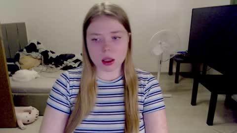 Snapshot of kitten_jenny01 chatting on 11/22/25, 01:32 Jennyblonde and Emmabrunette online show from 11/22/25, 01:32