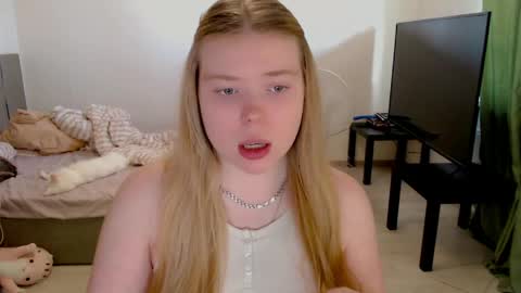 Snapshot of kitten_jenny01 chatting on 06/06/26, 03:17 Jennyblonde and Emmabrunette online show from 06/06/26, 03:17