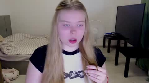 Snapshot of kitten_jenny01 chatting on 06/13/26, 04:05 Jennyblonde and Emmabrunette online show from 06/13/26, 04:05