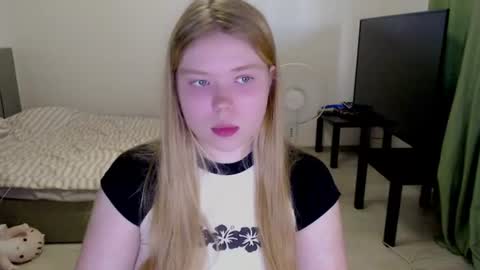 Snapshot of kitten_jenny01 chatting on 07/13/26, 06:00 Jennyblonde and Emmabrunette online show from 07/13/26, 06:00