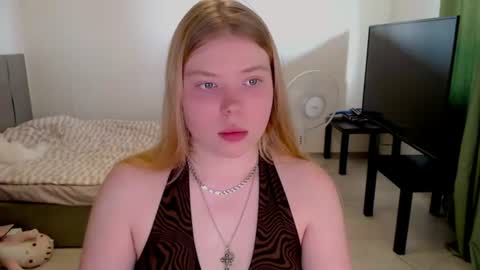 Snapshot of kitten_jenny01 chatting on 07/19/26, 01:48 Jennyblonde and Emmabrunette online show from 07/19/26, 01:48