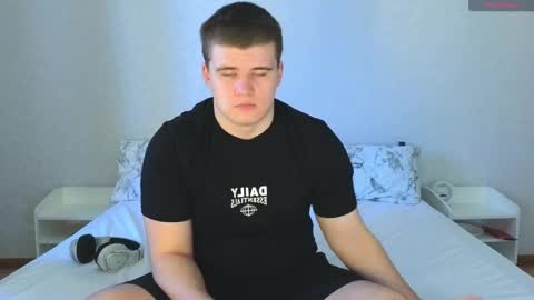 Snapshot of kittenmur chatting on 02/08/25, 07:37 Vlad online show from 02/08/25, 07:37