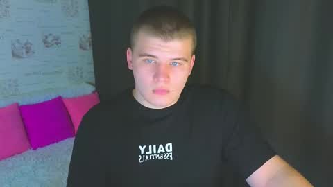 Snapshot of kittenmur chatting on 09/28/25, 09:09 Vlad online show from 09/28/25, 09:09