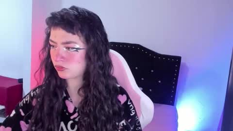 Snapshot of kitty__chs chatting on 12/18/25, 11:27 kitty__chs online show from 12/18/25, 11:27