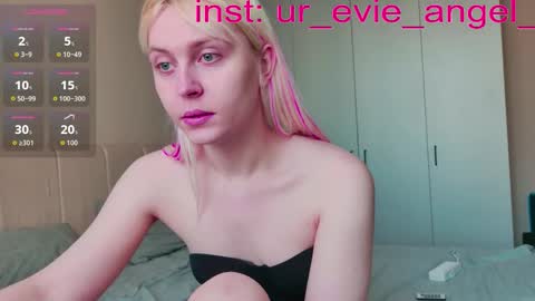 Snapshot of kitty_dora chatting on 03/22/26, 09:34 Evelyn online show from 03/22/26, 09:34