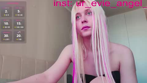 Snapshot of kitty_dora chatting on 03/25/26, 10:54 Evelyn online show from 03/25/26, 10:54