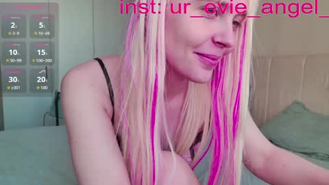 Snapshot of kitty_dora chatting on 03/30/26, 09:21 Evelyn online show from 03/30/26, 09:21