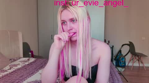 Snapshot of kitty_dora chatting on 04/13/26, 12:21 Evelyn online show from 04/13/26, 12:21