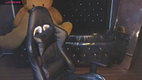 kitty_fox_b online show from 11/18/25, 01:04