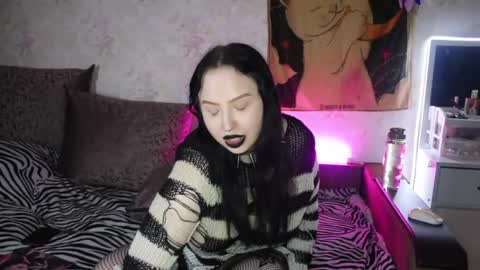 Hey  Im Ellie  if you like me and like my show give me a thumbs up hehe online show from 06/01/26, 09:16