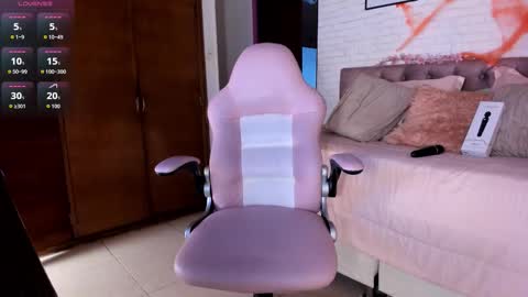 Snapshot of kitty_pam chatting on 10/28/25, 08:44 Kitty online show from 10/28/25, 08:44