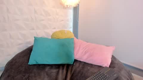 Snapshot of kitty_velve chatting on 04/17/26, 01:03 kitty online show from 04/17/26, 01:03