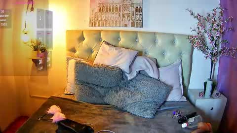 Snapshot of kitty_vibes_ chatting on 11/24/25, 07:24 K I T T Y online show from 11/24/25, 07:24