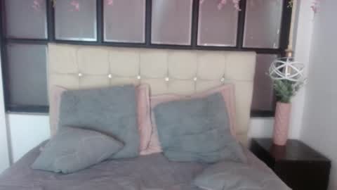 Snapshot of kitty_vibes_ chatting on 12/14/25, 08:46 K I T T Y online show from 12/14/25, 08:46