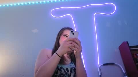 Snapshot of kittykat_1999 chatting on 10/01/25, 04:40 kittykat 1999 online show from 10/01/25, 04:40