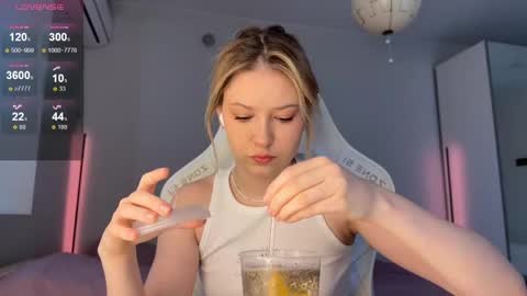 Snapshot of kittyloffe chatting on 04/28/26, 03:44 Monika online show from 04/28/26, 03:44
