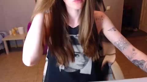 Snapshot of kittylovemoon chatting on 05/27/26, 07:22 KittyloveMoon online show from 05/27/26, 07:22