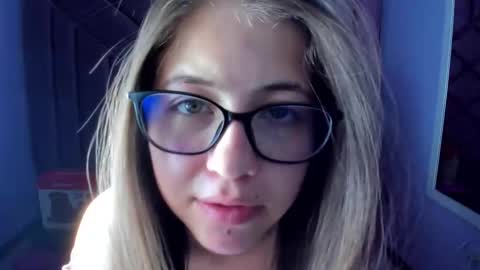 Snapshot of kittypinky01 chatting on 05/04/26, 03:52 Sarah online show from 05/04/26, 03:52