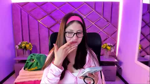 Snapshot of kittypinky01 chatting on 06/03/26, 01:57 Sarah online show from 06/03/26, 01:57
