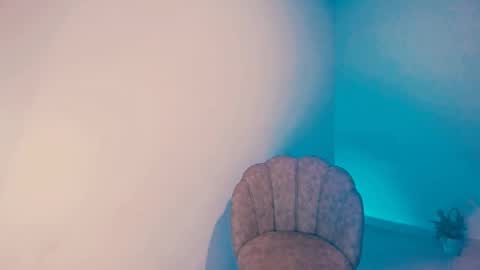 Snapshot of kiwi____ chatting on 12/25/24, 12:16 Little piece of fruit online show from 12/25/24, 12:16