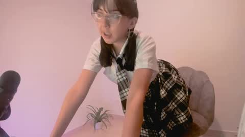 Snapshot of kiwi____ chatting on 01/24/25, 11:45 Little piece of fruit online show from 01/24/25, 11:45