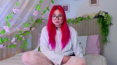 Snapshot of klee_love chatting on 10/14/25, 04:35 Klee online show from 10/14/25, 04:35