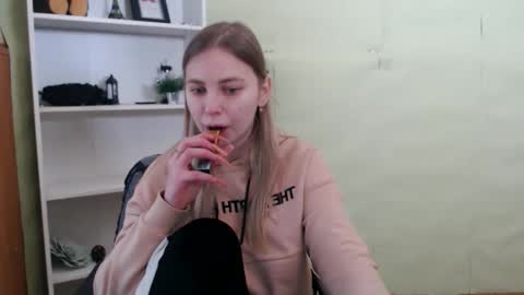 Snapshot of klerkarina chatting on 02/13/25, 06:20 klerkarina online show from 02/13/25, 06:20