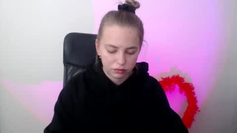 Snapshot of klerkarina chatting on 10/22/25, 05:41 klerkarina online show from 10/22/25, 05:41