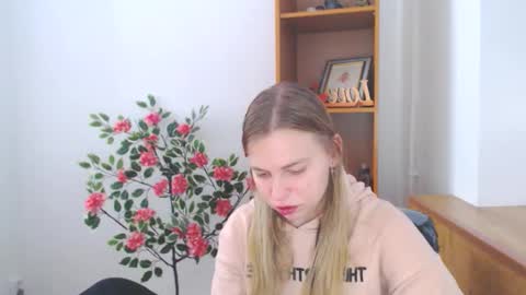 Snapshot of klerkarina chatting on 10/27/25, 06:28 klerkarina online show from 10/27/25, 06:28