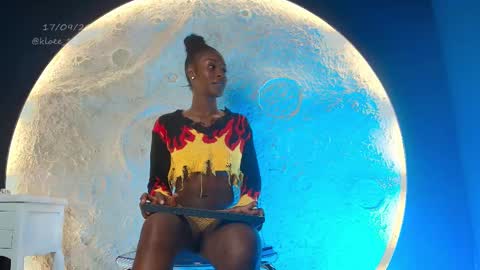 K L O E online show from 09/17/25, 12:07